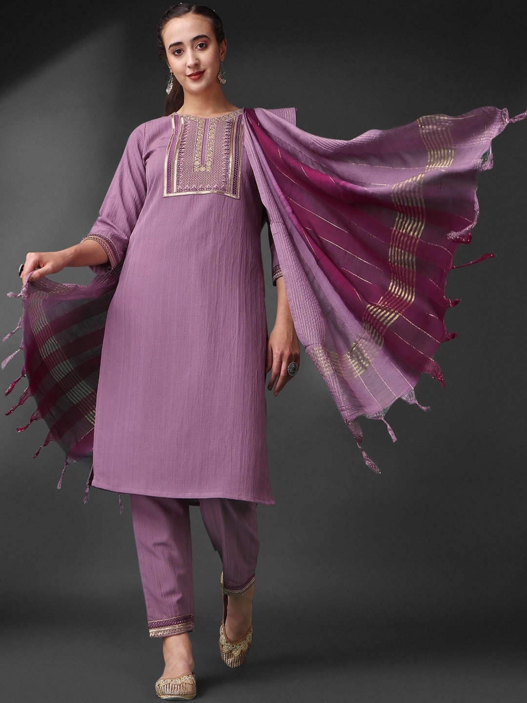 JAPNAAM Ethnic Motifs Yoke Design Thread Work Straight Kurta & Trousers With Dupatta, Purple
JAPNAAM Ethnic Motifs Yoke Design Thread Work Straight Kurta & Trousers With Dupatta, Purple