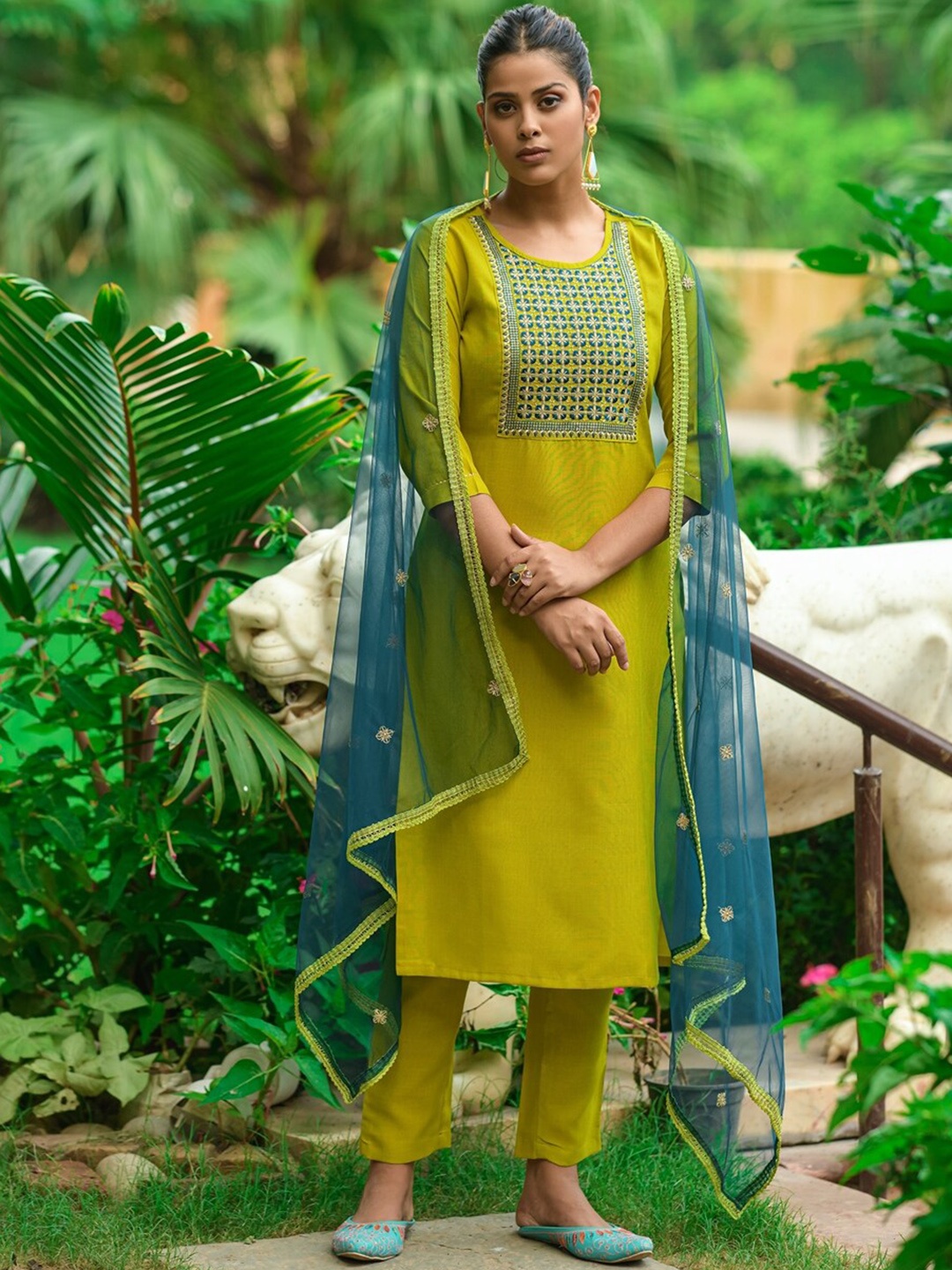 JAPNAAM Ethnic Motifs Yoke Design Thread Work Kurta With Trousers & Dupatta, Lime green
JAPNAAM Ethnic Motifs Yoke Design Thread Work Kurta With Trousers & Dupatta, Lime green