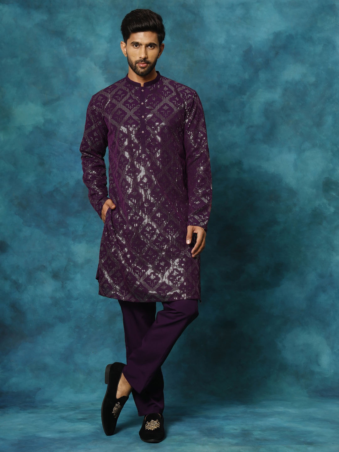 VASTRAMAY Geometric Embroidered Mandarin Collar Sequinned Straight Kurta with Trousers, Purple
VASTRAMAY Geometric Embroidered Mandarin Collar Sequinned Straight Kurta with Trousers, Purple