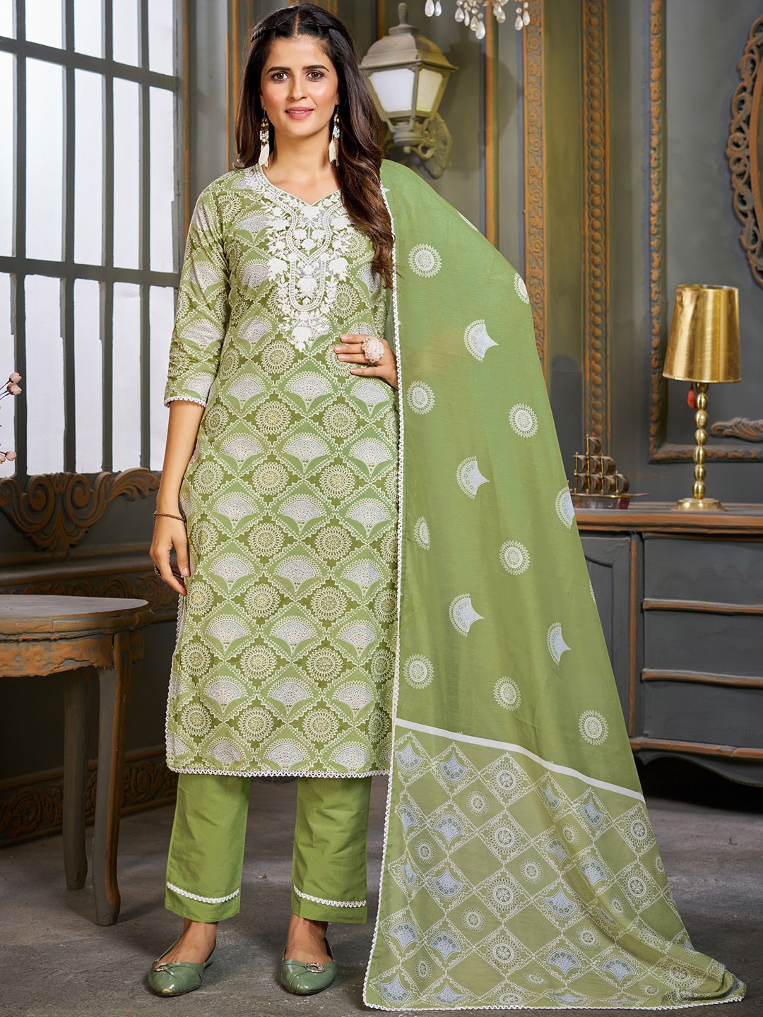 PREMROOP- THE STYLE YOU LOVE Floral Printed Pure Cotton Kurta & Trousers With Dupatta, Green
PREMROOP- THE STYLE YOU LOVE Floral Printed Pure Cotton Kurta & Trousers With Dupatta, Green