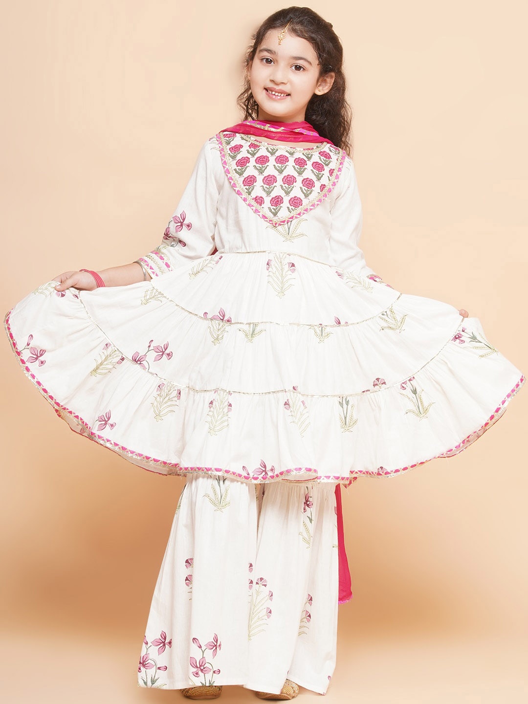 Bitiya by Bhama Girls Printed Tiered Gotta Patti Pure Cotton Kurta with Sharara & Dupatta, Off white
Bitiya by Bhama Girls Printed Tiered Gotta Patti Pure Cotton Kurta with Sharara & Dupatta, Off white