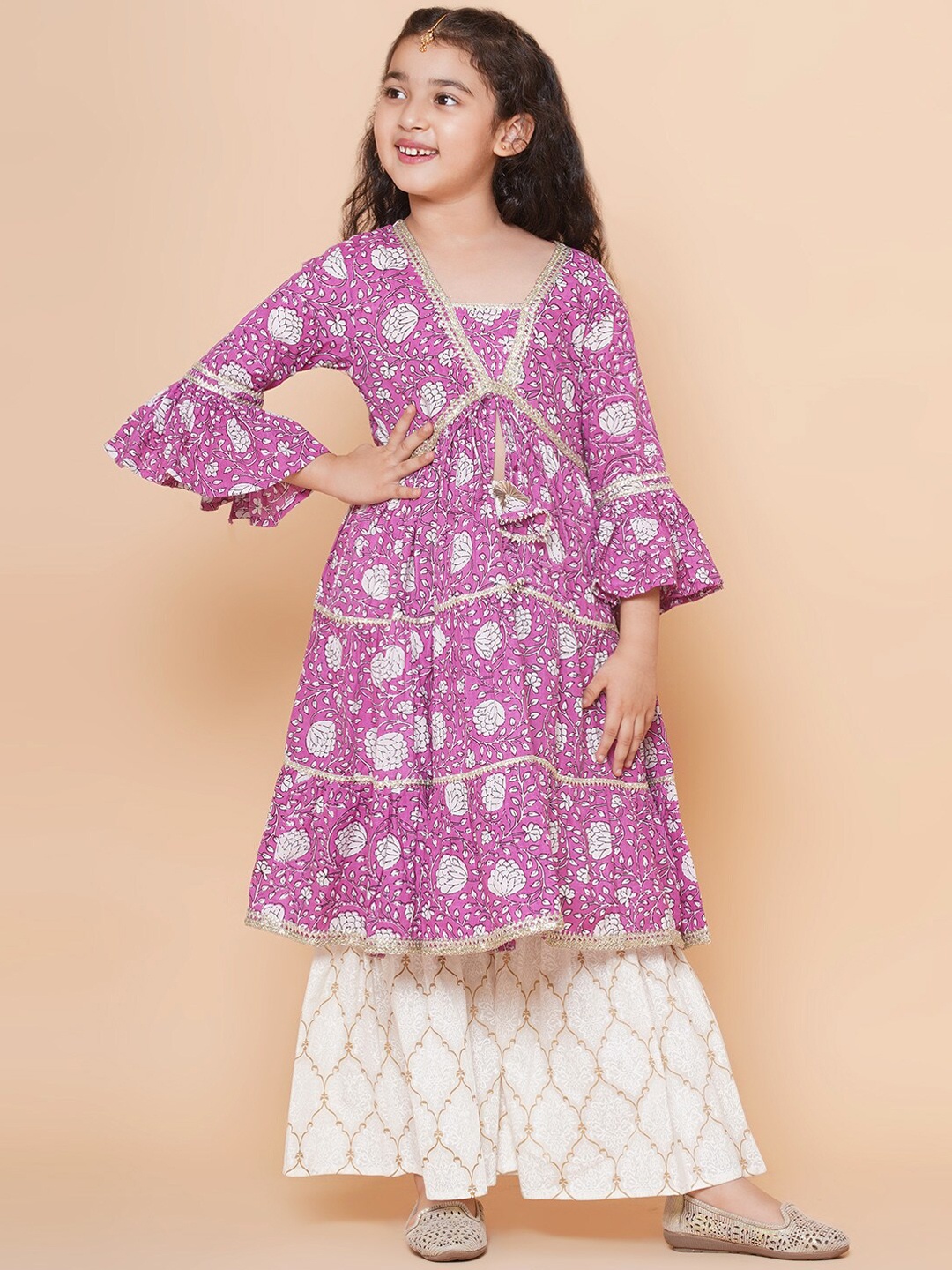 Bitiya by Bhama Girls Floral Printed High Slit Anarkali Kurta with Sharara, Off white
Bitiya by Bhama Girls Floral Printed High Slit Anarkali Kurta with Sharara, Off white