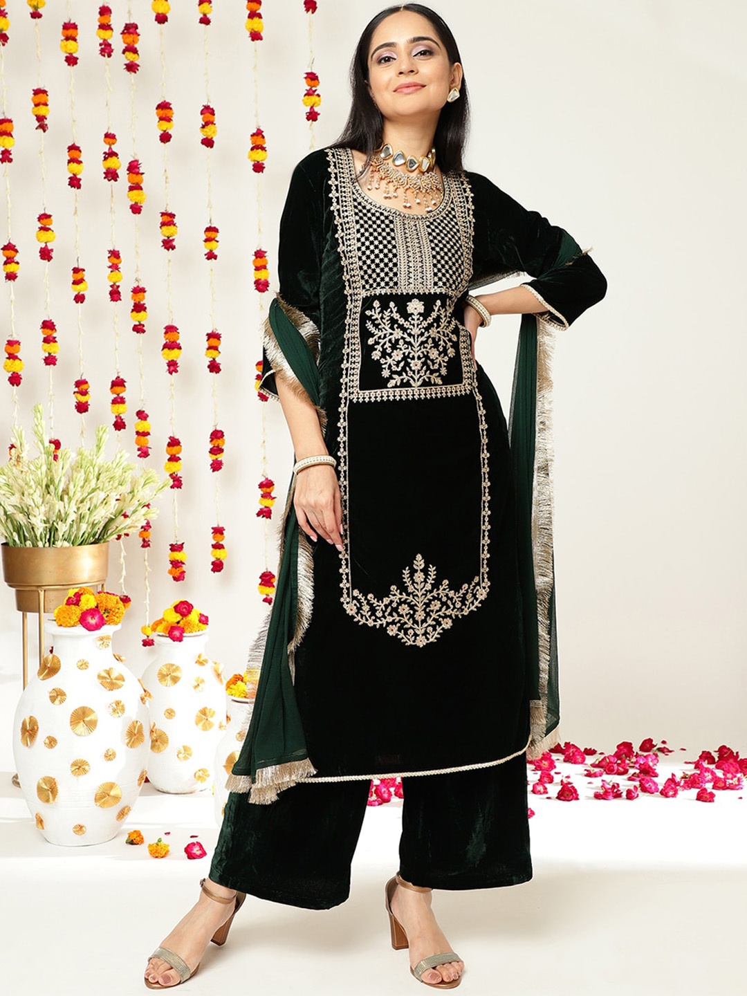 Varanga Green Ethnic Motifs Embroidered Velvet Straight Kurta & Palazzos With Dupatta
Varanga Green Ethnic Motifs Embroidered Velvet Straight Kurta & Palazzos With Dupatta