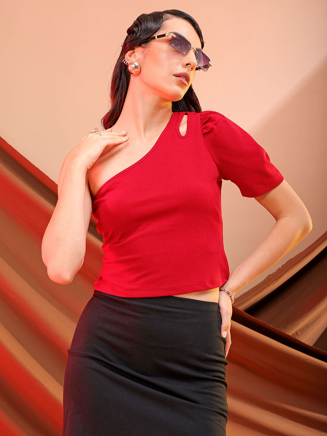 Freehand by The Indian Garage Co One Shoulder Puff Sleeves Cut Out Detail Fitted Top, Red
Freehand by The Indian Garage Co One Shoulder Puff Sleeves Cut Out Detail Fitted Top, Red