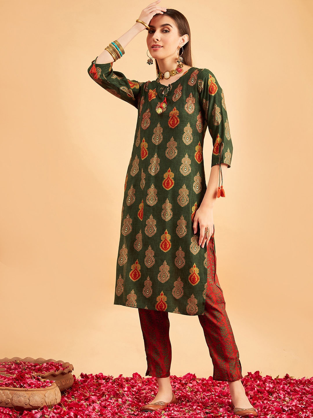 Sangria Ethnic Motifs Printed & Sequinned Tie-Up Neck Straight Kurta with Trousers, Green
Sangria Ethnic Motifs Printed & Sequinned Tie-Up Neck Straight Kurta with Trousers, Green