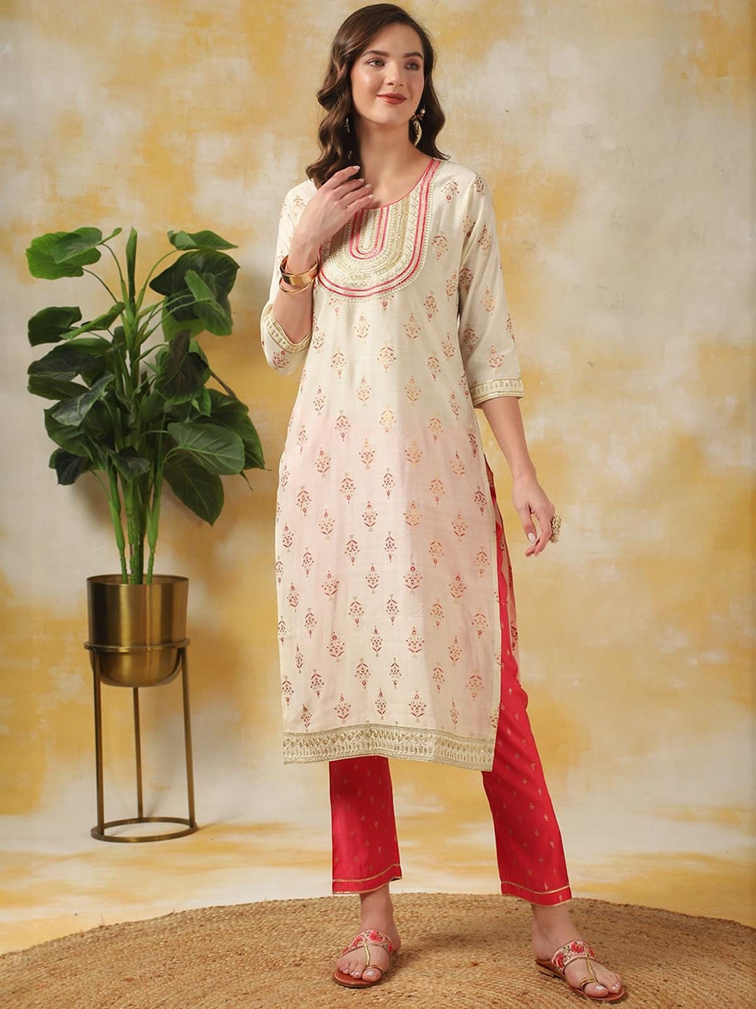 Rangita Ethnic Motif Printed Embroidered Round Neck Straight Kurta With Trousers, Off white
Rangita Ethnic Motif Printed Embroidered Round Neck Straight Kurta With Trousers, Off white
