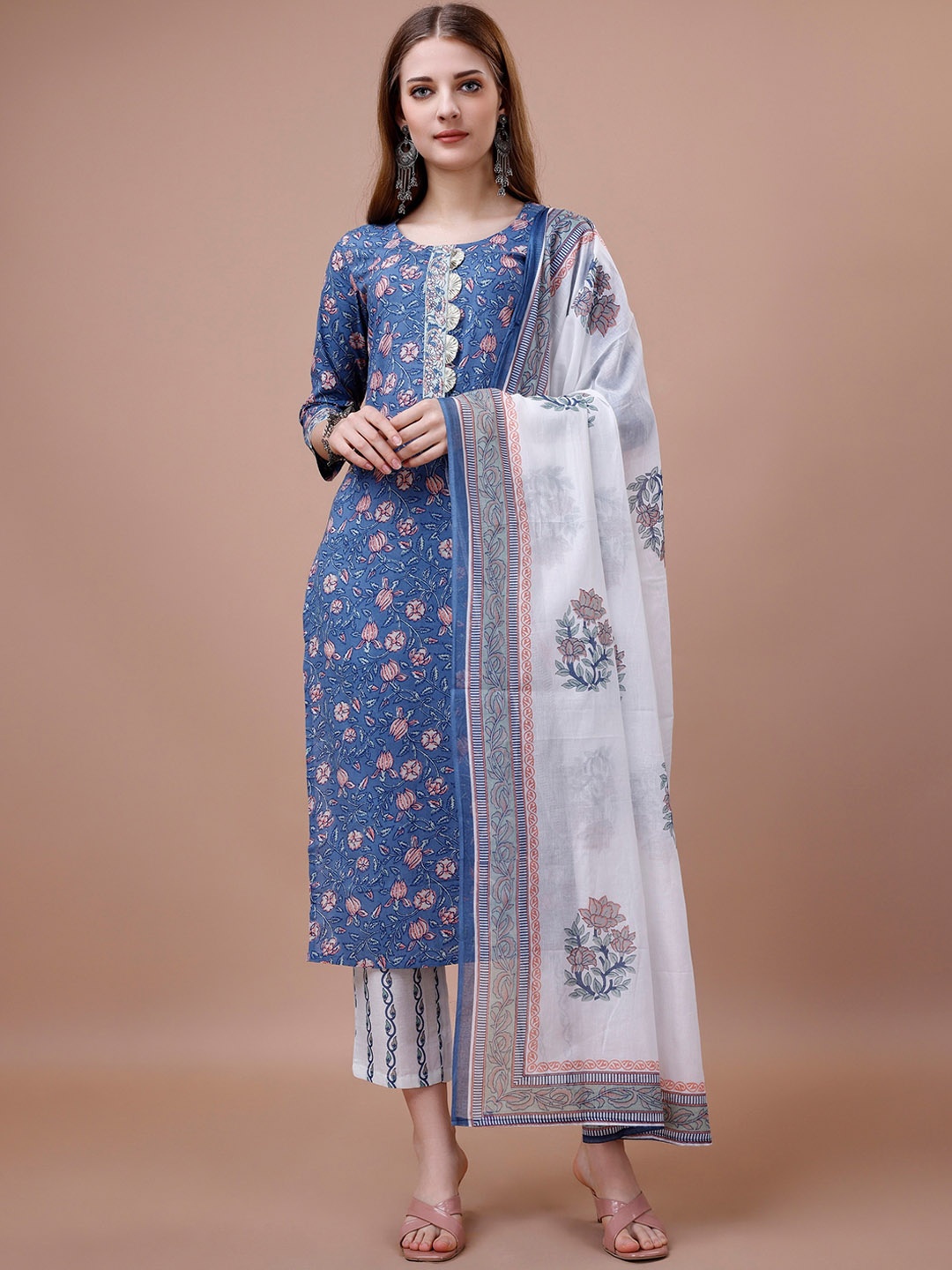 Ishin Floral Printed Gotta Patti Pure Cotton Kurta & Trousers With Dupatta, Navy blue
Ishin Floral Printed Gotta Patti Pure Cotton Kurta & Trousers With Dupatta, Navy blue