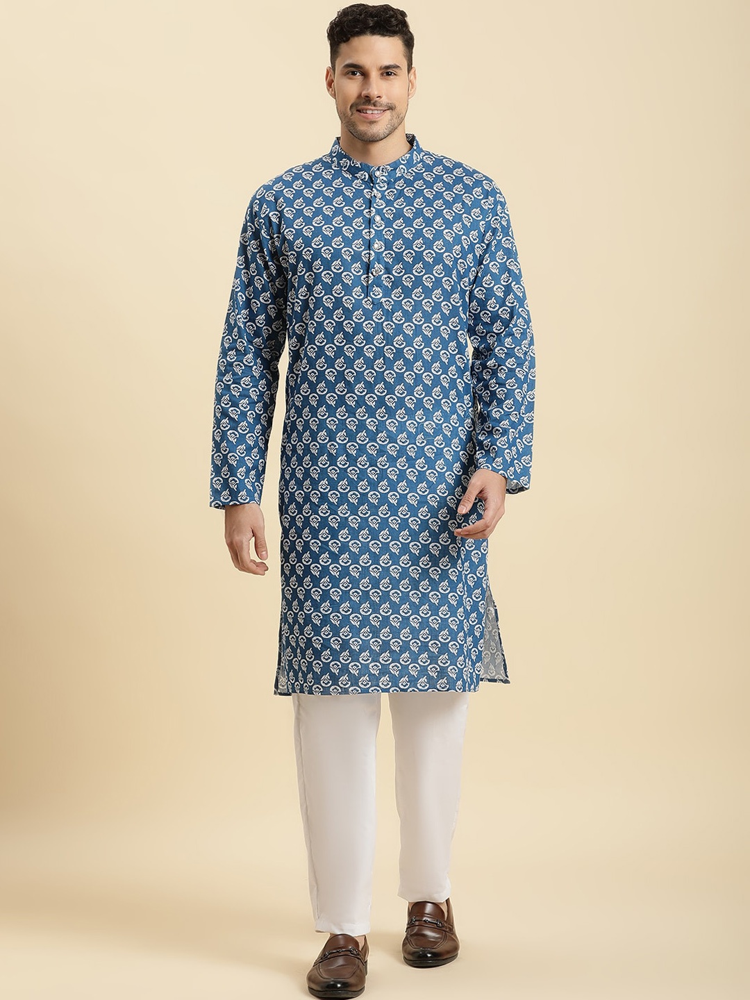 Stuffie Land Ethnic Motifs Printed Mandarin Collar Pure Cotton Kurta With Pyjamas, Blue
Stuffie Land Ethnic Motifs Printed Mandarin Collar Pure Cotton Kurta With Pyjamas, Blue