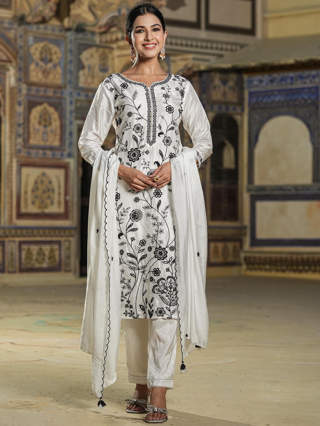 SCAKHI Floral Embroidered Dobby Weave Chikankari Kurta & Trousers With Dupatta, White
SCAKHI Floral Embroidered Dobby Weave Chikankari Kurta & Trousers With Dupatta, White