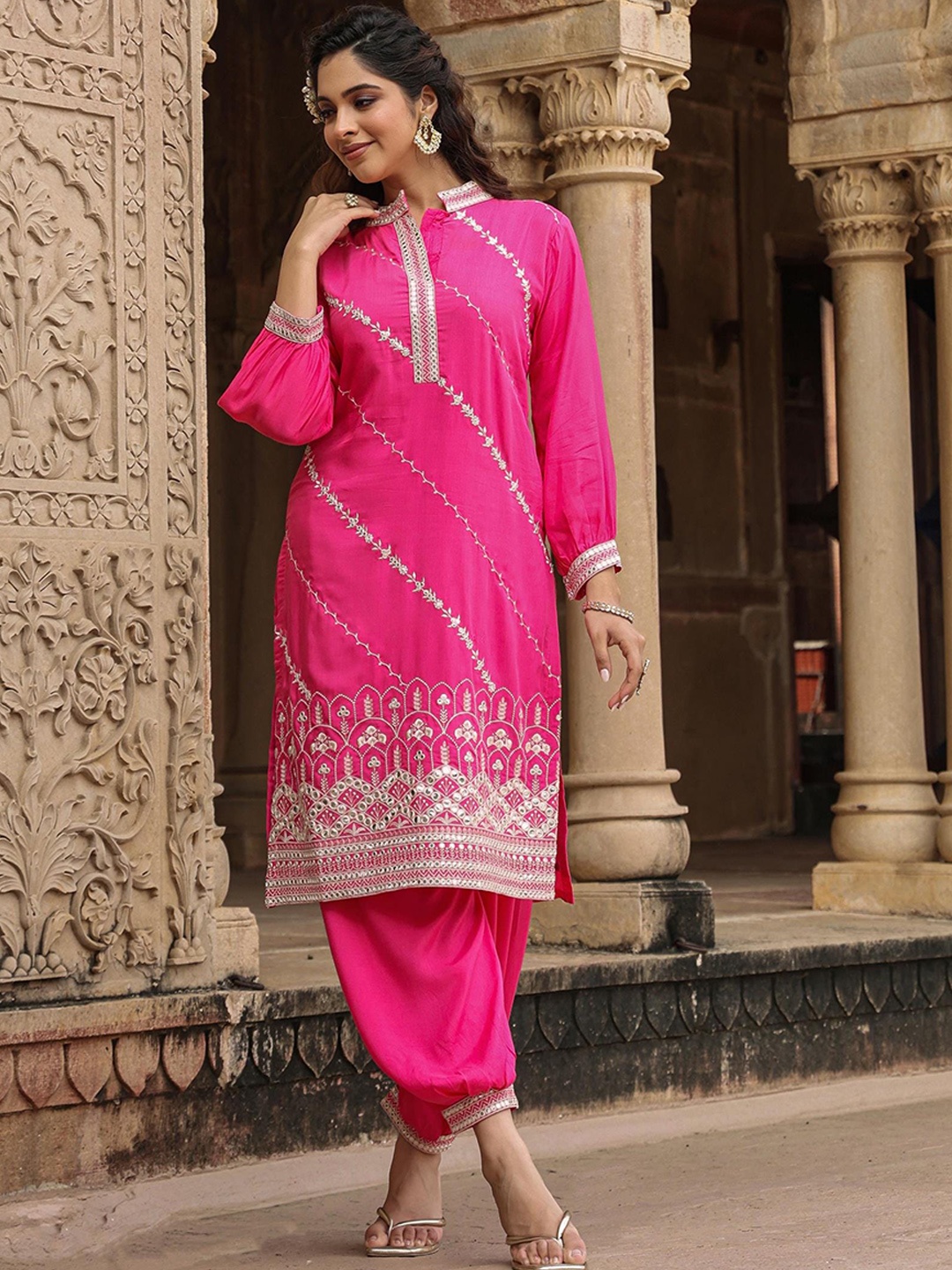 SCAKHI Ethnic Motifs Embroidered Mirror Work Mandarin Collar Pure Silk Kurta With Patiala, Pink
SCAKHI Ethnic Motifs Embroidered Mirror Work Mandarin Collar Pure Silk Kurta With Patiala, Pink