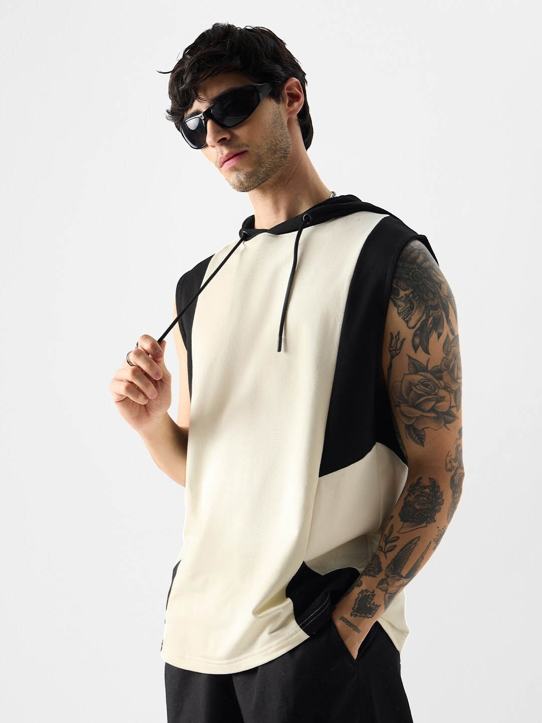 The Souled Store Cream-Coloured & Black Colourblocked Hooded Pure Cotton Casual T-shirt
The Souled Store Cream-Coloured & Black Colourblocked Hooded Pure Cotton Casual T-shirt