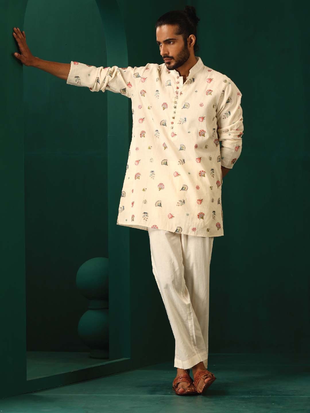 trueBrowns Men White Embroidered Regular Thread Work Pure Cotton Kurta with Trousers
trueBrowns Men White Embroidered Regular Thread Work Pure Cotton Kurta with Trousers
