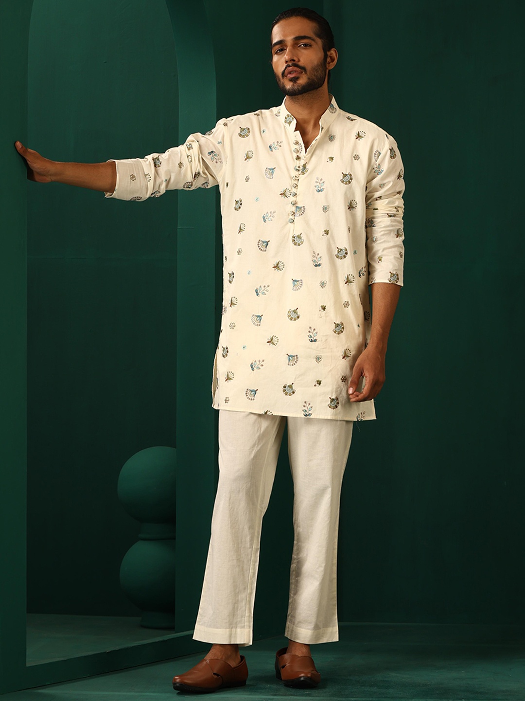 trueBrowns Floral Embroidered Thread Work Pure Cotton Kurta With Trousers, Off white
trueBrowns Floral Embroidered Thread Work Pure Cotton Kurta With Trousers, Off white
