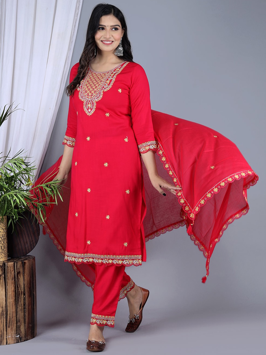 IkDaiya Ethnic Motifs Embroidered Regular Sequinned Kurta with Trousers & Dupatta, Pink
IkDaiya Ethnic Motifs Embroidered Regular Sequinned Kurta with Trousers & Dupatta, Pink