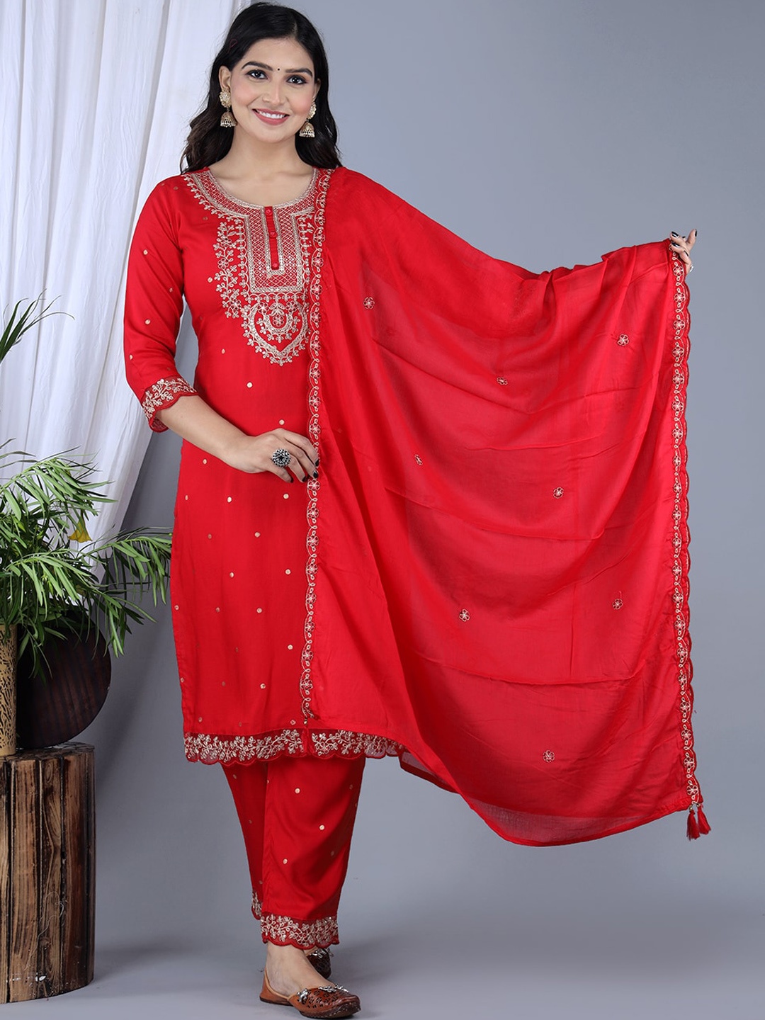 IkDaiya Ethnic Motifs Embroidered Regular Thread Work Kurta With Trousers & Dupatta, Red
IkDaiya Ethnic Motifs Embroidered Regular Thread Work Kurta With Trousers & Dupatta, Red