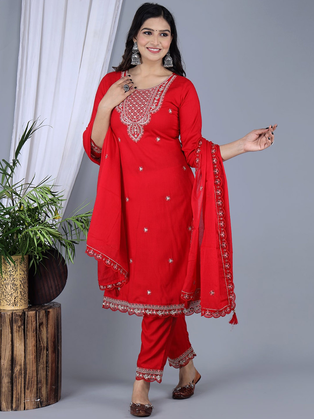IkDaiya Ethnic Motifs Embroidered Regular Sequinned Kurta with Trousers & Dupatta, Red
IkDaiya Ethnic Motifs Embroidered Regular Sequinned Kurta with Trousers & Dupatta, Red