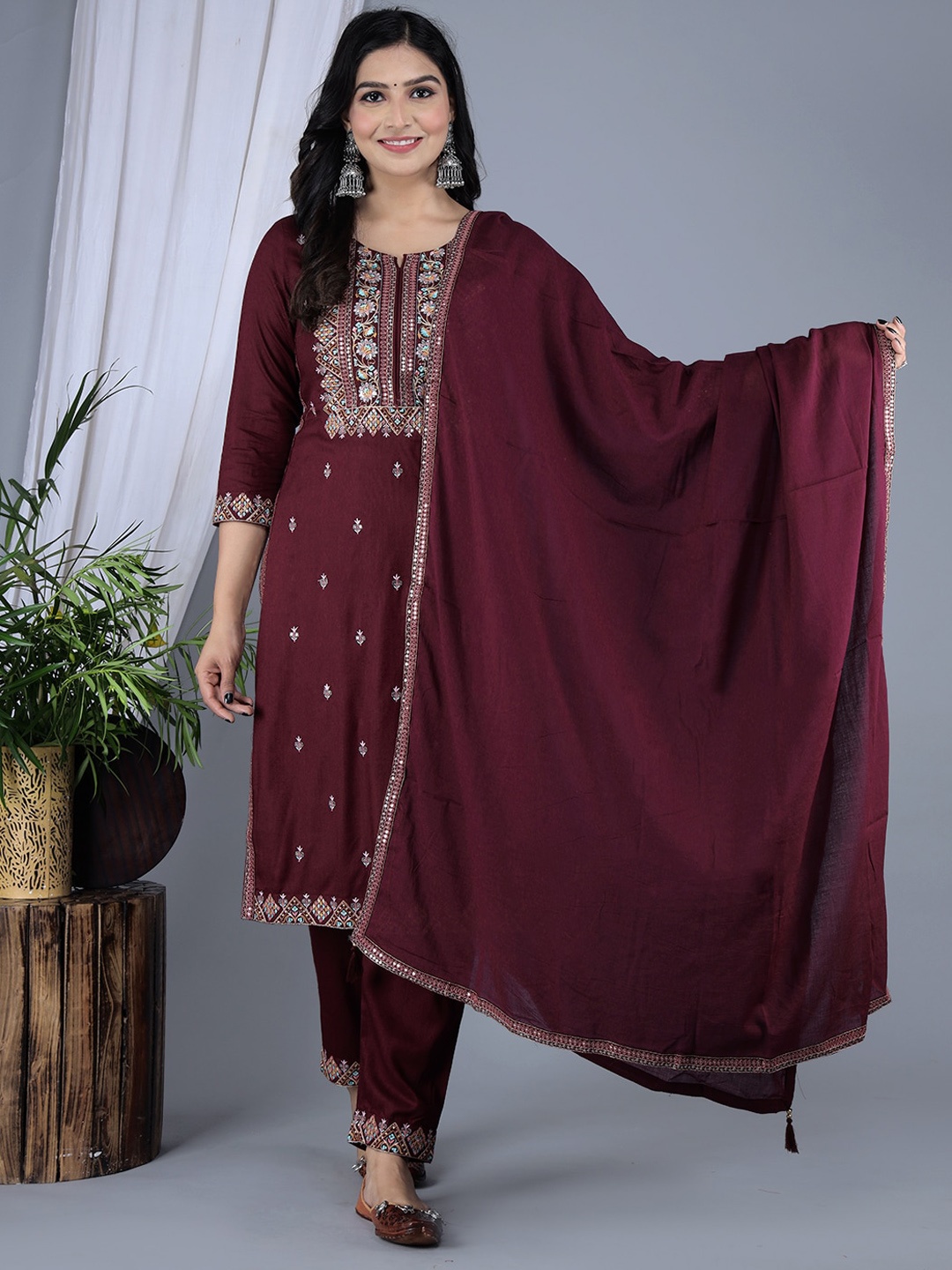 IkDaiya Ethnic Motifs Embroidered Regular Sequinned Kurta with Trousers & Dupatta, Purple
IkDaiya Ethnic Motifs Embroidered Regular Sequinned Kurta with Trousers & Dupatta, Purple