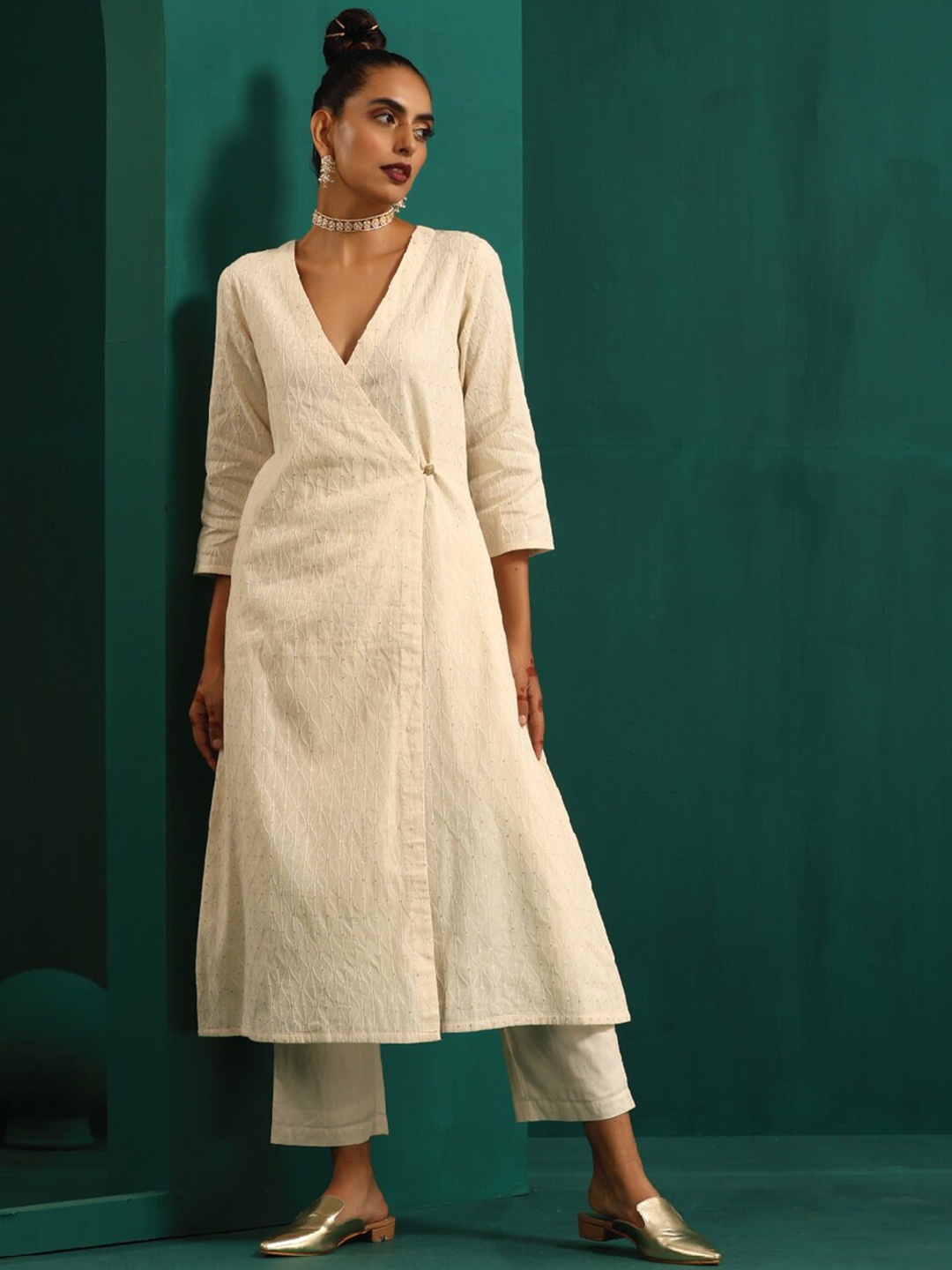 trueBrowns Ethnic Motifs Embroidered Angrakha Pure Cotton A-Line Kurta with Palazzos, Off white
trueBrowns Ethnic Motifs Embroidered Angrakha Pure Cotton A-Line Kurta with Palazzos, Off white
