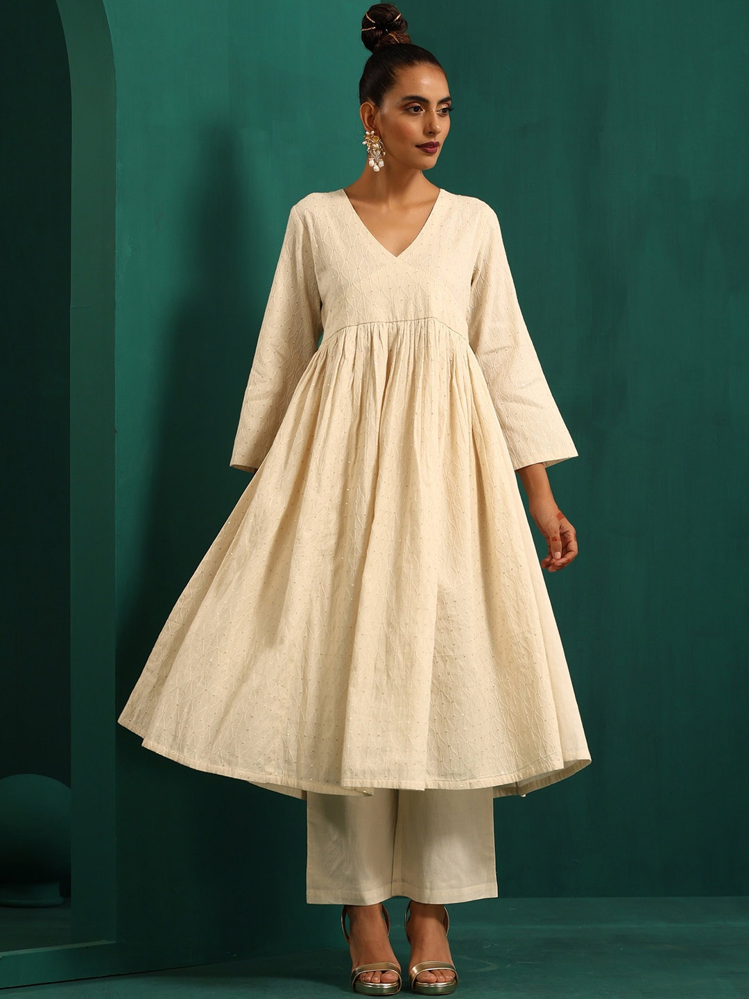 trueBrowns Ethnic Motifs Embroidered Regular Pure Cotton Anarkali Kurta with Trousers, Off white
trueBrowns Ethnic Motifs Embroidered Regular Pure Cotton Anarkali Kurta with Trousers, Off white