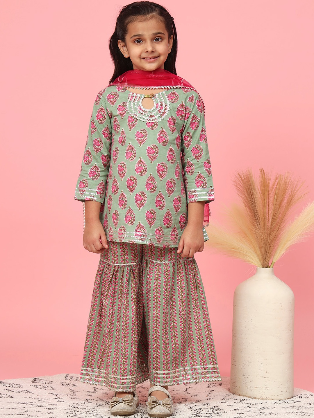 Readiprint Fashions Girls Floral Printed Pure Cotton Kurti & Sharara with Dupatta, Green
Readiprint Fashions Girls Floral Printed Pure Cotton Kurti & Sharara with Dupatta, Green