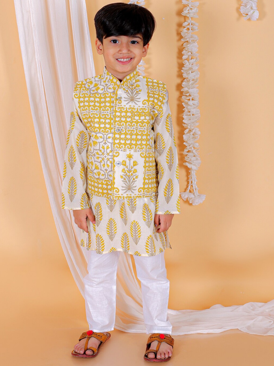 The Mom Store Boys Ethnic Motifs Printed Pure Cotton Kurta With Pyjamas & Nehru jacket, Yellow
The Mom Store Boys Ethnic Motifs Printed Pure Cotton Kurta With Pyjamas & Nehru jacket, Yellow