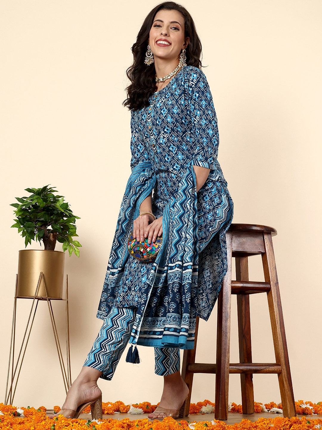 Anouk Blue & White Ethnic Printed Pure Cotton Straight Kurta With Trousers & Dupatta
Anouk Blue & White Ethnic Printed Pure Cotton Straight Kurta With Trousers & Dupatta