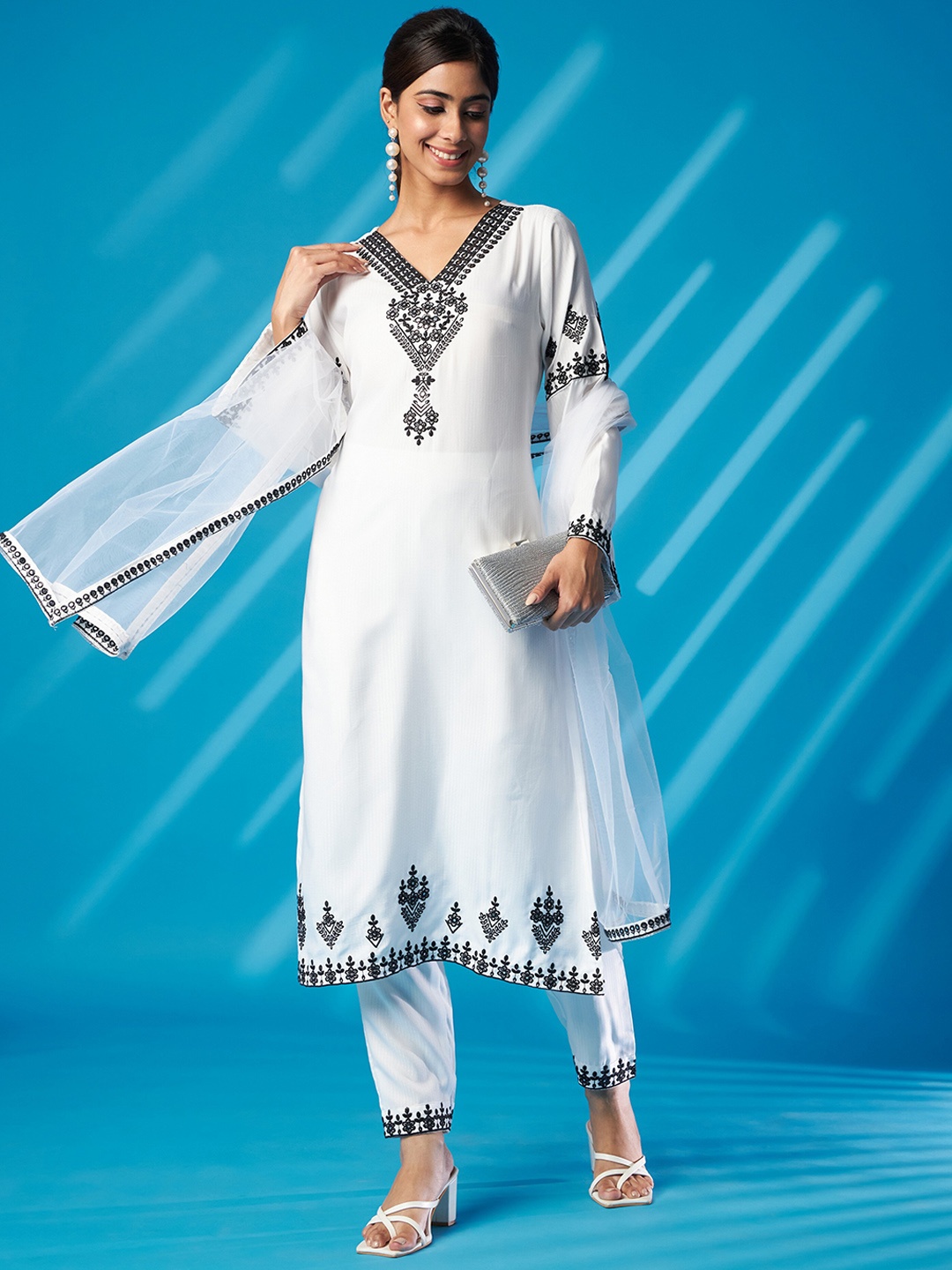 ASPORA Ethnic Motifs Yoke Design Thread Work Straight Kurta & Trousers With Dupatta, White
ASPORA Ethnic Motifs Yoke Design Thread Work Straight Kurta & Trousers With Dupatta, White