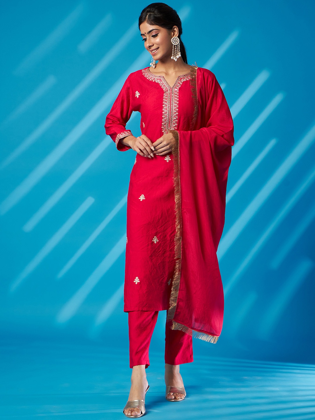 ASPORA Ethnic Motifs Embroidered Thread Work Straight Kurta With Trousers & Dupatta, Pink
ASPORA Ethnic Motifs Embroidered Thread Work Straight Kurta With Trousers & Dupatta, Pink