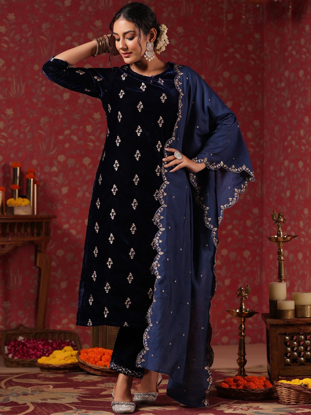 Ishin Ethnic Motifs Embroidered Thread Work Velvet Kurta With Trousers & Dupatta, Navy blue
Ishin Ethnic Motifs Embroidered Thread Work Velvet Kurta With Trousers & Dupatta, Navy blue
