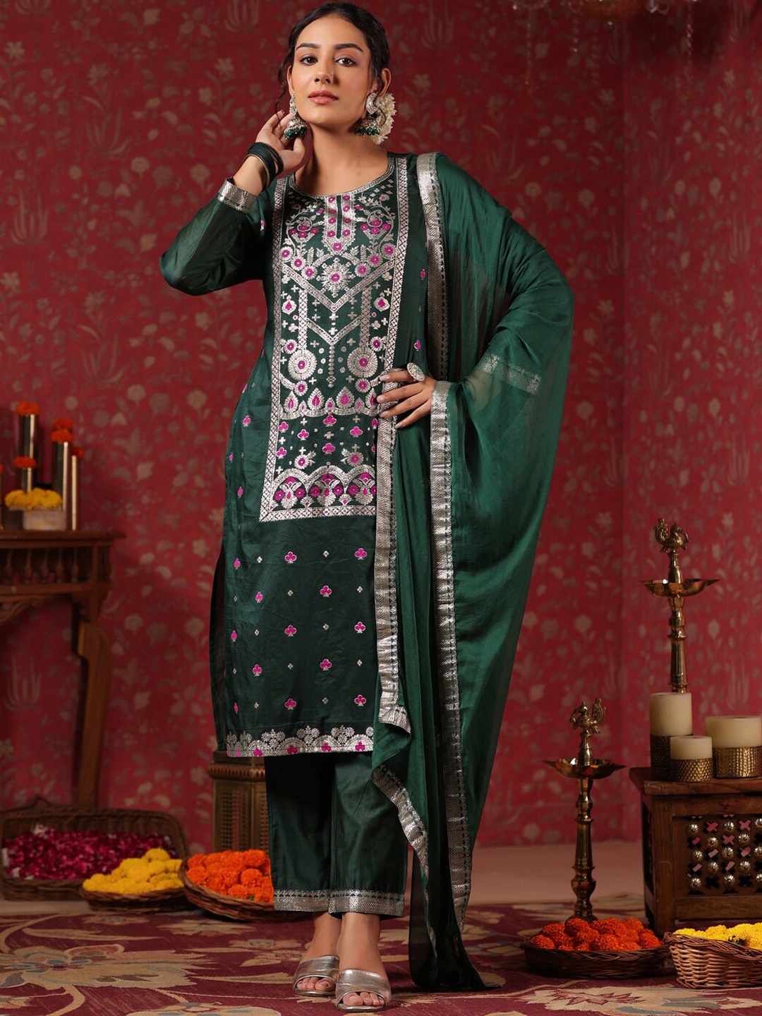 Ishin Ethnic Motif Woven Design Regular Straight Kurta & Trousers With Dupatta, Green
Ishin Ethnic Motif Woven Design Regular Straight Kurta & Trousers With Dupatta, Green