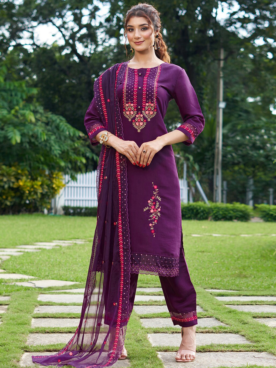 Indo Era Floral Embroidered Regular Thread Work Kurta with Trousers & With Dupatta, Burgundy
Indo Era Floral Embroidered Regular Thread Work Kurta with Trousers & With Dupatta, Burgundy