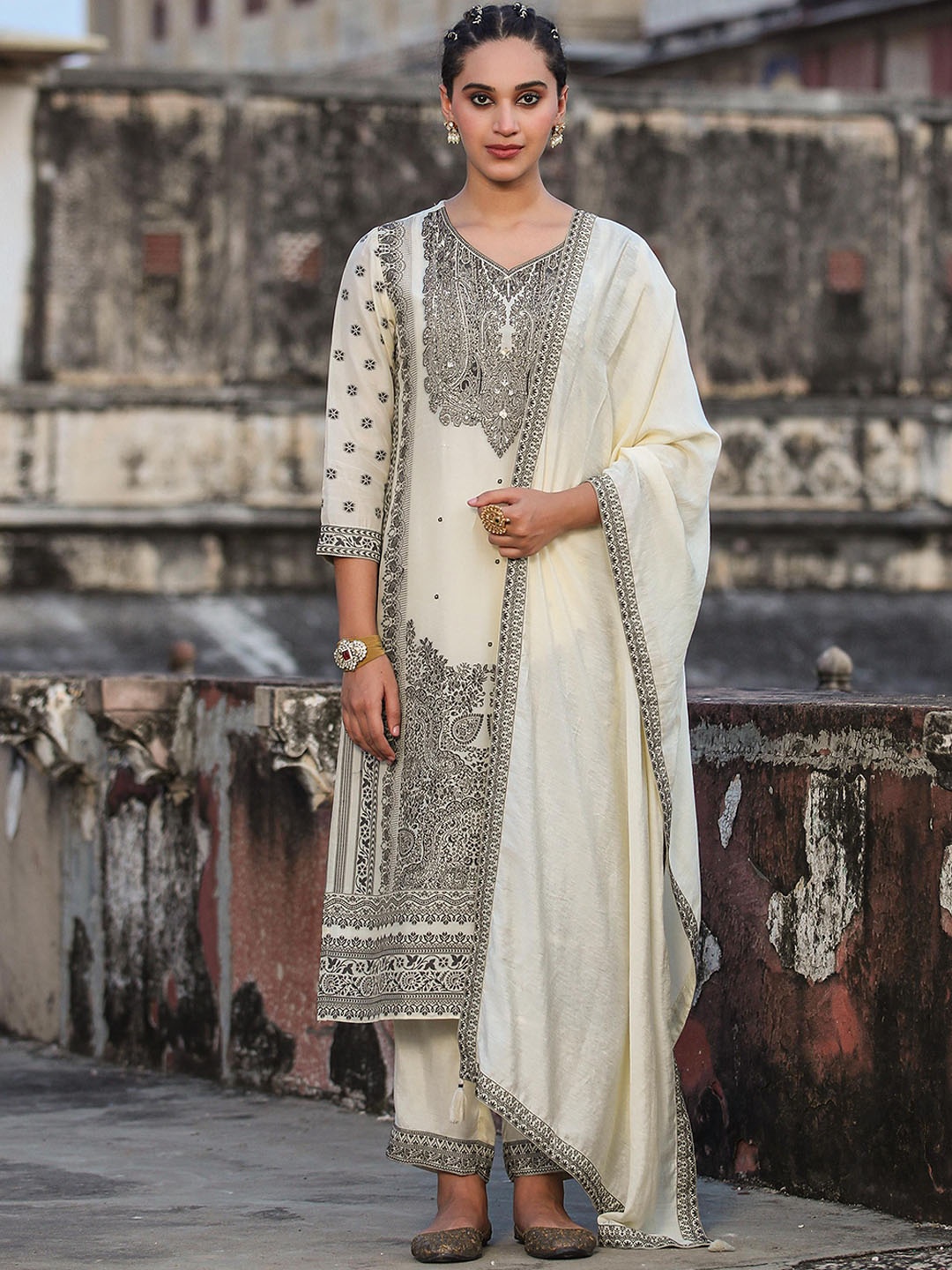 SCAKHI Ethnic Motifs Woven Design Pure Silk Regular Kurta with Trousers & With Dupatta, White
SCAKHI Ethnic Motifs Woven Design Pure Silk Regular Kurta with Trousers & With Dupatta, White