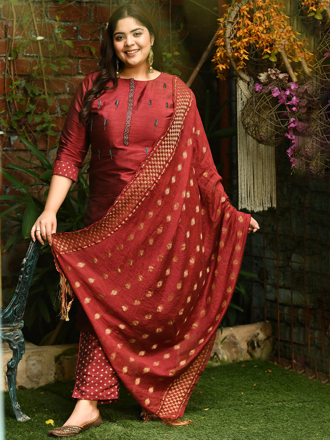PrettyPlus by Desinoor.com Plus Size Beads and Stones Kurta & Trousers With Dupatta, Maroon
PrettyPlus by Desinoor.com Plus Size Beads and Stones Kurta & Trousers With Dupatta, Maroon