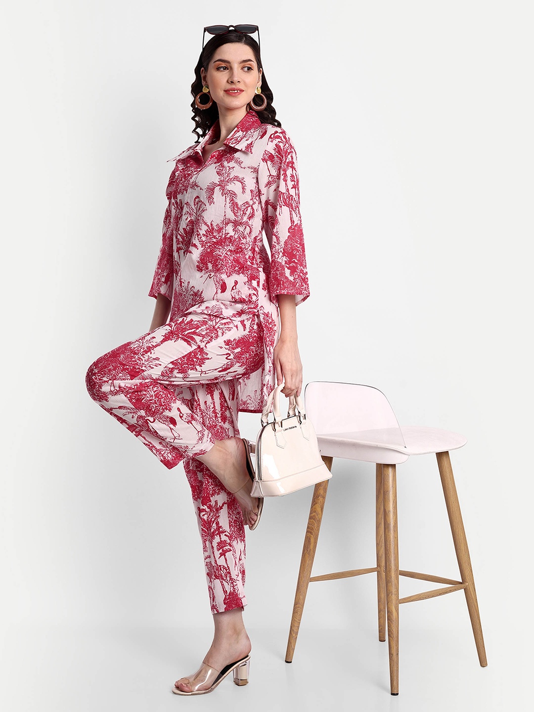 githaan Abstract Printed Shirt Collar Flared Sleeves Pure Cotton High-Low Top & Palazzos, Red
githaan Abstract Printed Shirt Collar Flared Sleeves Pure Cotton High-Low Top & Palazzos, Red