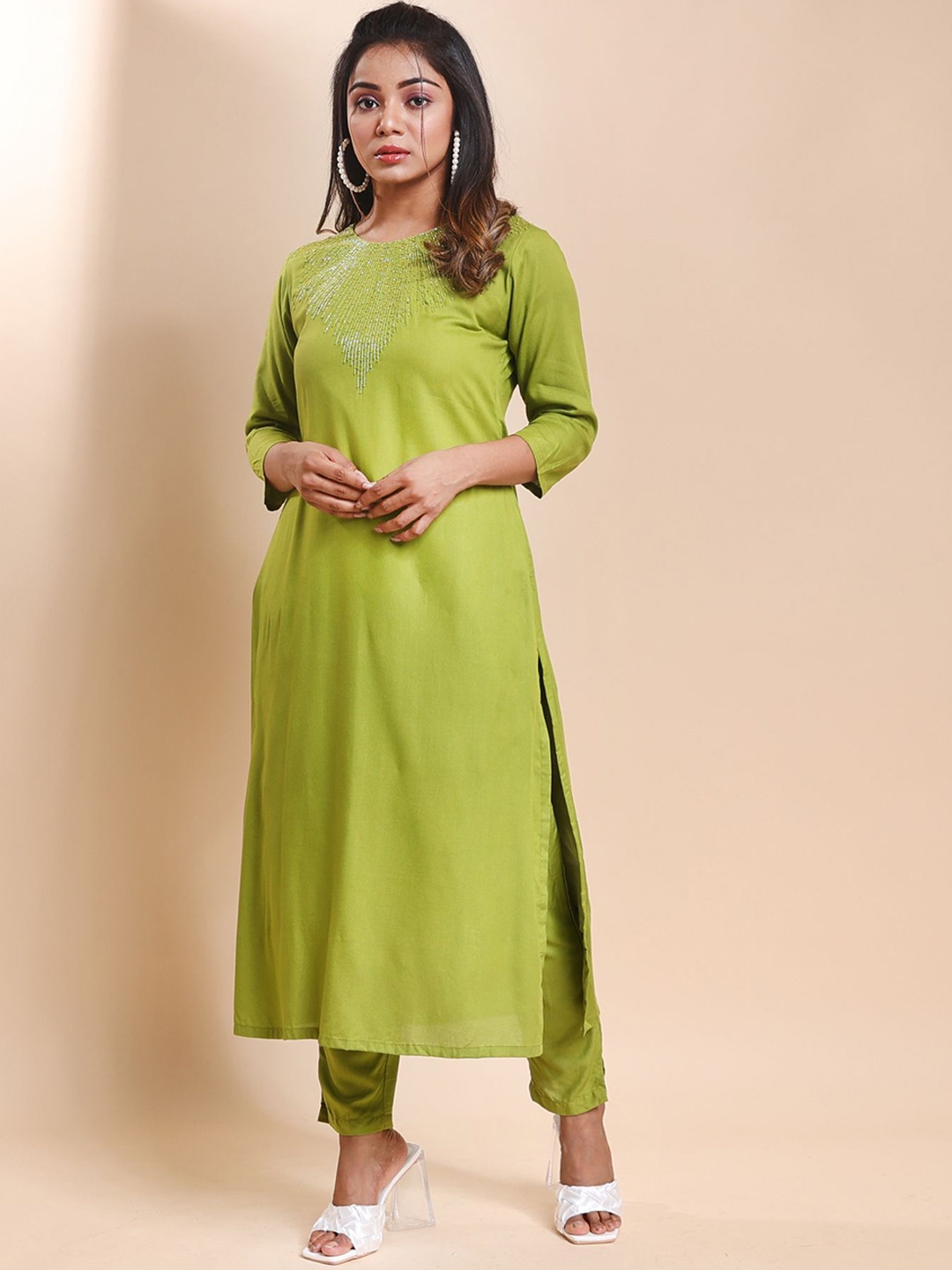 Disli Embellished Yoke Design Beads & Stones Regular Kurta with Trousers, Green
Disli Embellished Yoke Design Beads & Stones Regular Kurta with Trousers, Green