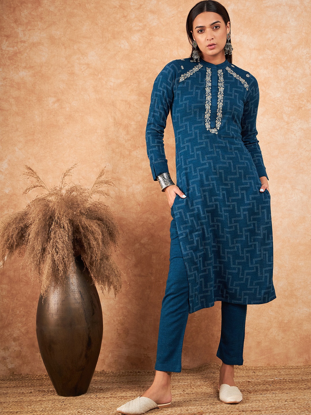 HK colours of fashion Geometric Printed Regular Thread Work Straight Kurta with Trousers, Navy blue
HK colours of fashion Geometric Printed Regular Thread Work Straight Kurta with Trousers, Navy blue