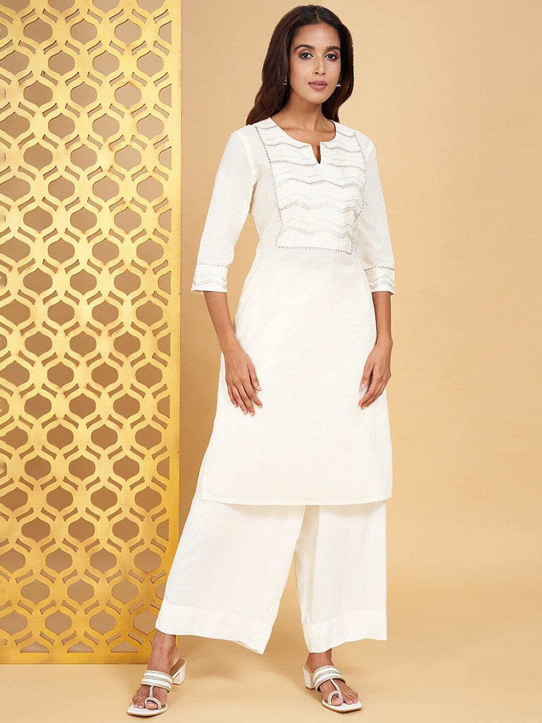 RANGMANCH BY PANTALOONS Notched Round Neck Gotta Patti Regular Cotton Kurta, Off white
RANGMANCH BY PANTALOONS Notched Round Neck Gotta Patti Regular Cotton Kurta, Off white