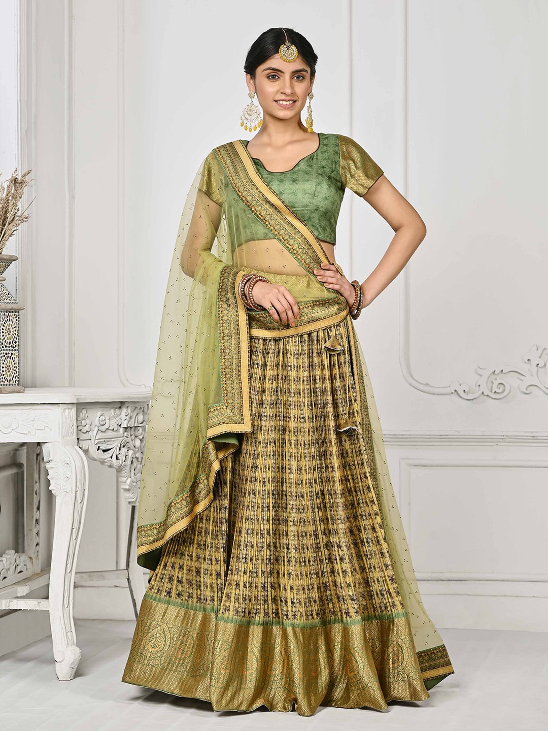 SAPTRANGI Green & Gold-Toned Printed Semi-Stitched Lehenga & Unstitched Blouse With Dupatta
SAPTRANGI Green & Gold-Toned Printed Semi-Stitched Lehenga & Unstitched Blouse With Dupatta