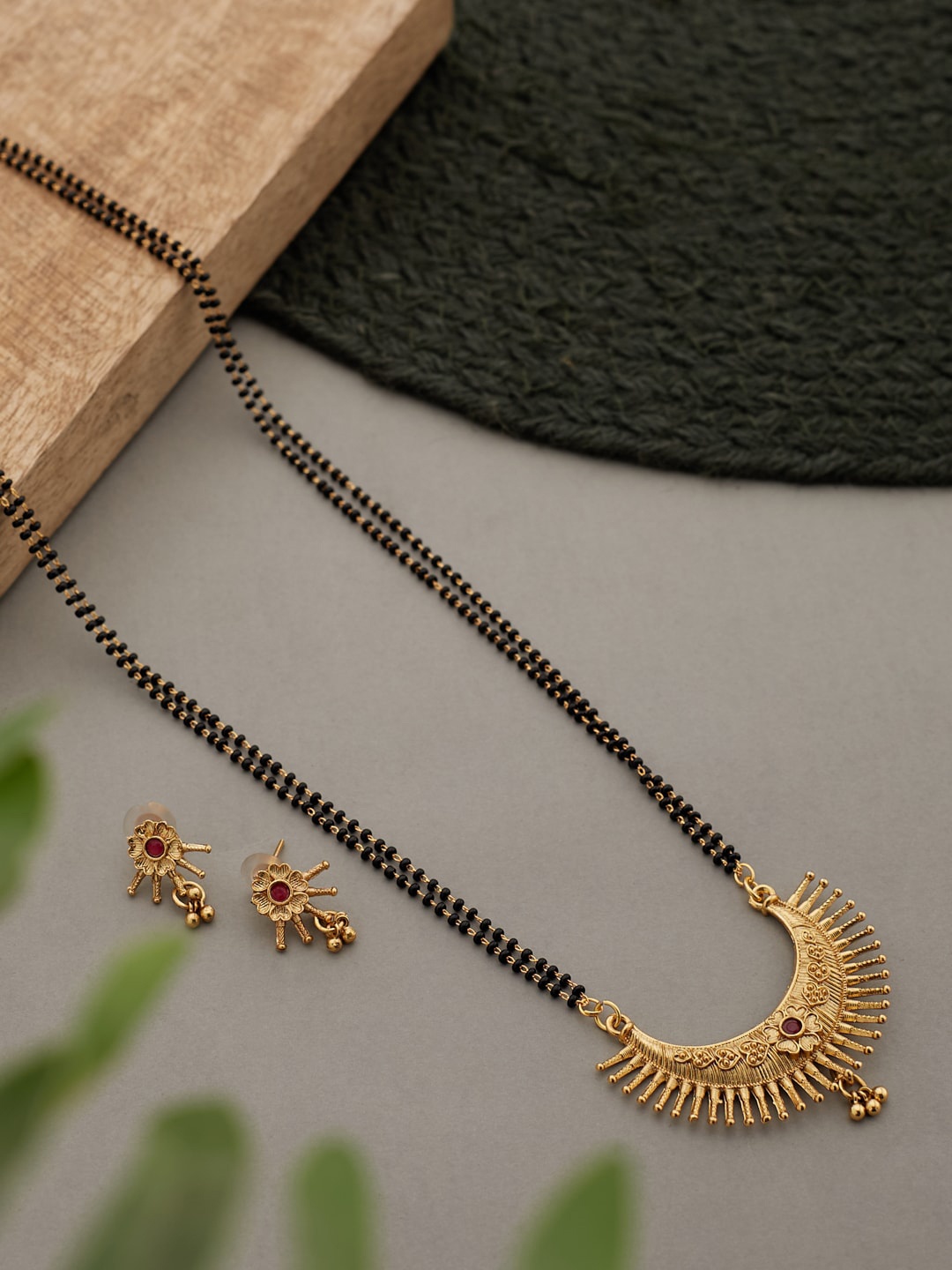 ATIBELLE Gold-Plated Maroon Stone StuddedBlack Beaded Floral Mangalsutra With Earrings
ATIBELLE Gold-Plated Maroon Stone StuddedBlack Beaded Floral Mangalsutra With Earrings