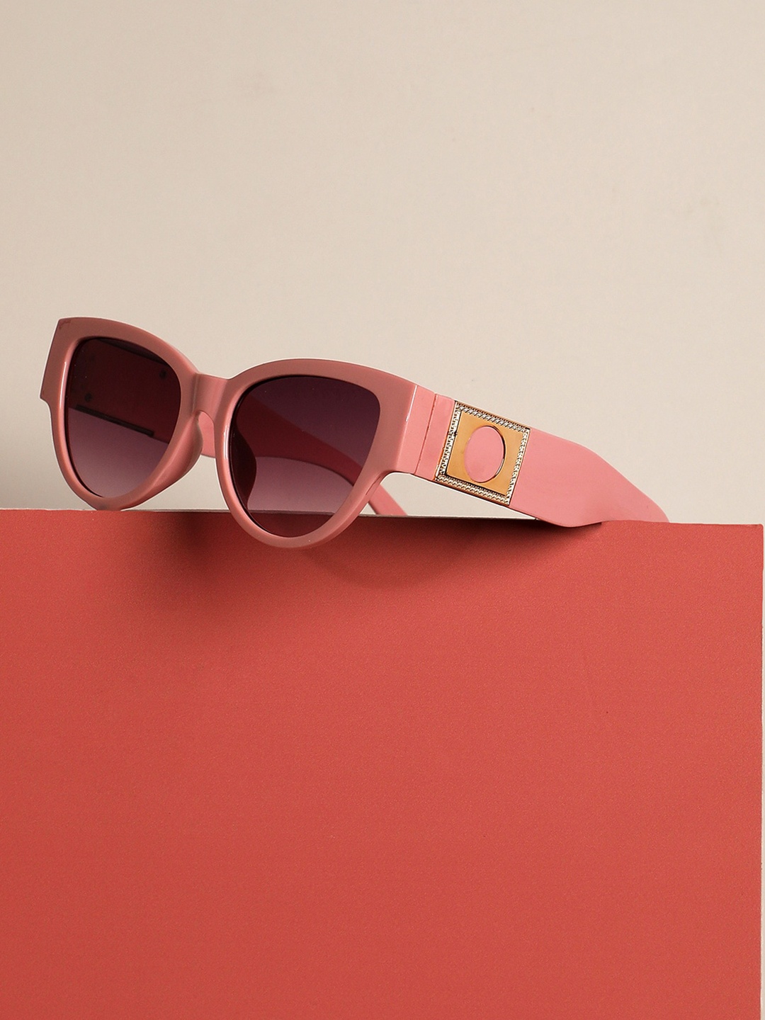 HAUTE SAUCE by Campus Sutra Women Black Lens & Pink Oval Sunglasses with Polarised Lens
HAUTE SAUCE by Campus Sutra Women Black Lens & Pink Oval Sunglasses with Polarised Lens