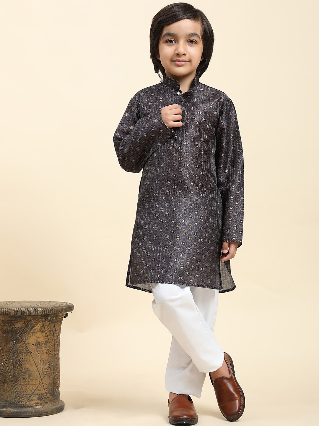 Pro-Ethic STYLE DEVELOPER Boys Floral Printed Thread Work Kurta with Pyjamas, Navy blue
Pro-Ethic STYLE DEVELOPER Boys Floral Printed Thread Work Kurta with Pyjamas, Navy blue