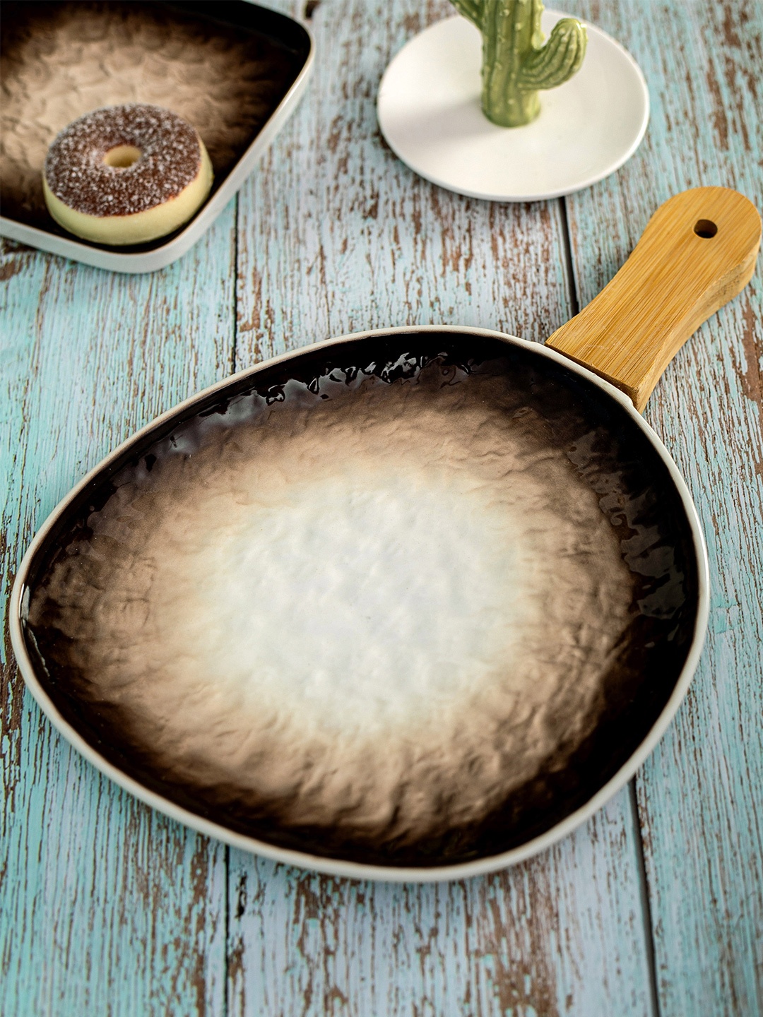 White Gold Brown & White Floral Printed Porcelain Glossy Serving Plate With Wooden Handle
White Gold Brown & White Floral Printed Porcelain Glossy Serving Plate With Wooden Handle