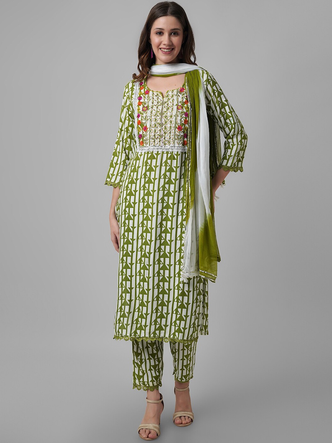 Amayra Women Geometric Printed Notched Neck Straight Kurta With Trousers & Dupatta, Green
Amayra Women Geometric Printed Notched Neck Straight Kurta With Trousers & Dupatta, Green