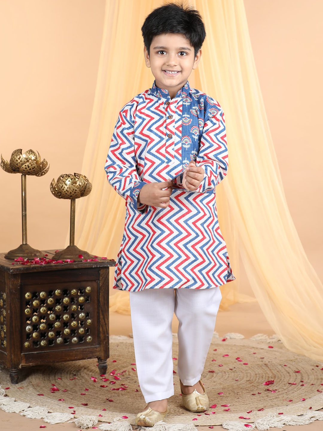 Here&Now X Kinder Kids Boys Geometric Printed Thread Work Pure Cotton Straight Kurta With Pyjamas, Blue
Here&Now X Kinder Kids Boys Geometric Printed Thread Work Pure Cotton Straight Kurta With Pyjamas, Blue