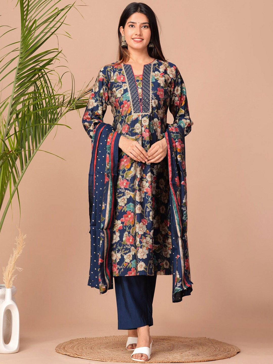 EtnicaWear Floral Printed Straight Sequinned Pure Silk Kurta With Pyjamas & Dupatta, Blue
EtnicaWear Floral Printed Straight Sequinned Pure Silk Kurta With Pyjamas & Dupatta, Blue