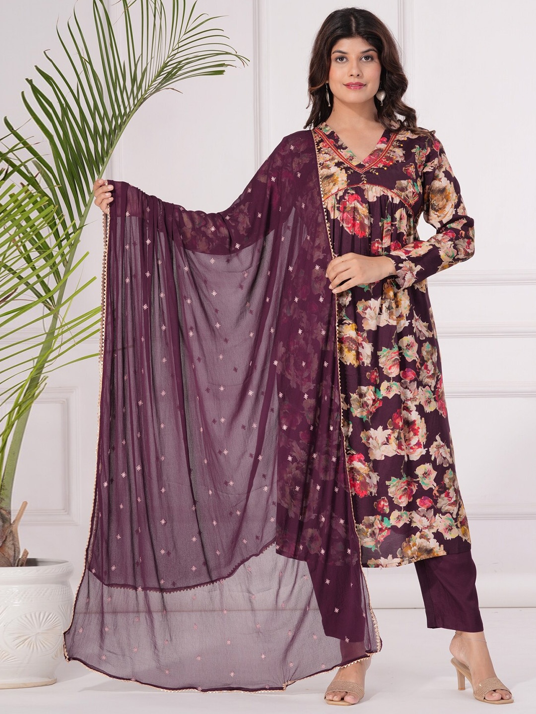 EtnicaWear Floral Printed Empire Gotta Patti Pure Silk Kurta & Pyjamas With Dupatta, Brown
EtnicaWear Floral Printed Empire Gotta Patti Pure Silk Kurta & Pyjamas With Dupatta, Brown