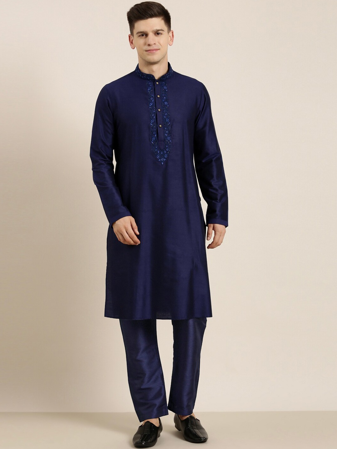 TheEthnic.Co Mandarin Collar Long Sleeve Regular Thread Work Kurta With Pyjamas, Navy blue
TheEthnic.Co Mandarin Collar Long Sleeve Regular Thread Work Kurta With Pyjamas, Navy blue