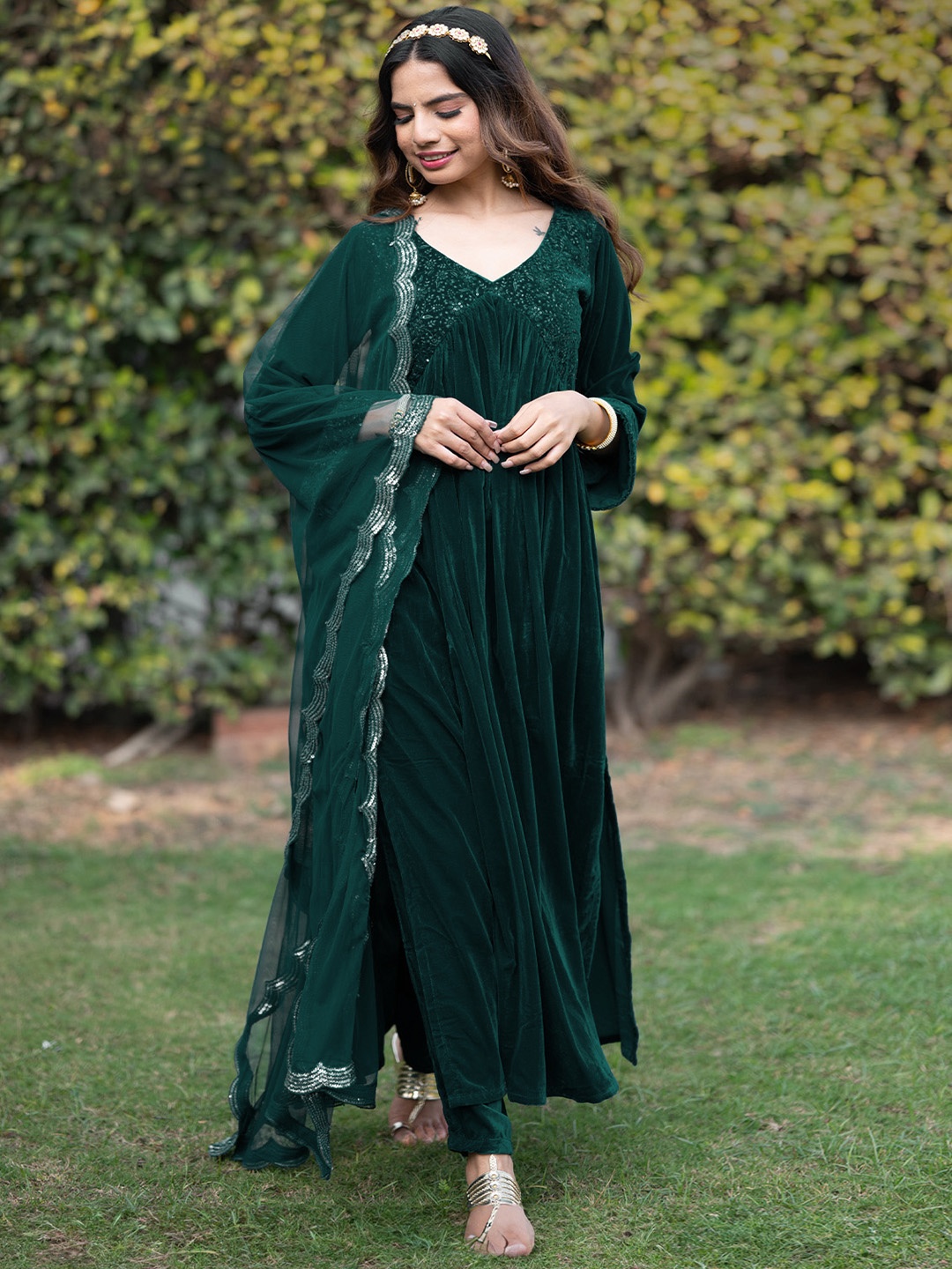 Libas Women Floral Embroidered A-Line Sequinned Velvet Kurta with Trousers & With Dupatta, Green
Libas Women Floral Embroidered A-Line Sequinned Velvet Kurta with Trousers & With Dupatta, Green