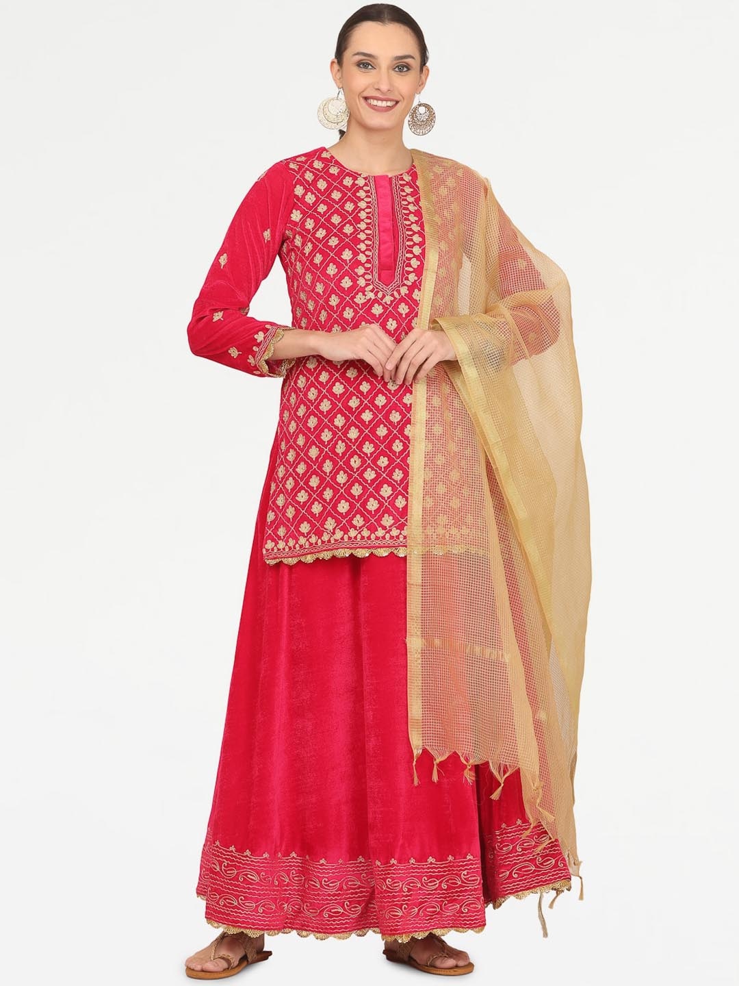 KAANCHIE NANGGIA Floral Embroidered Regular Velvet Kurta & Skirt With Dupatta, Pink
KAANCHIE NANGGIA Floral Embroidered Regular Velvet Kurta & Skirt With Dupatta, Pink