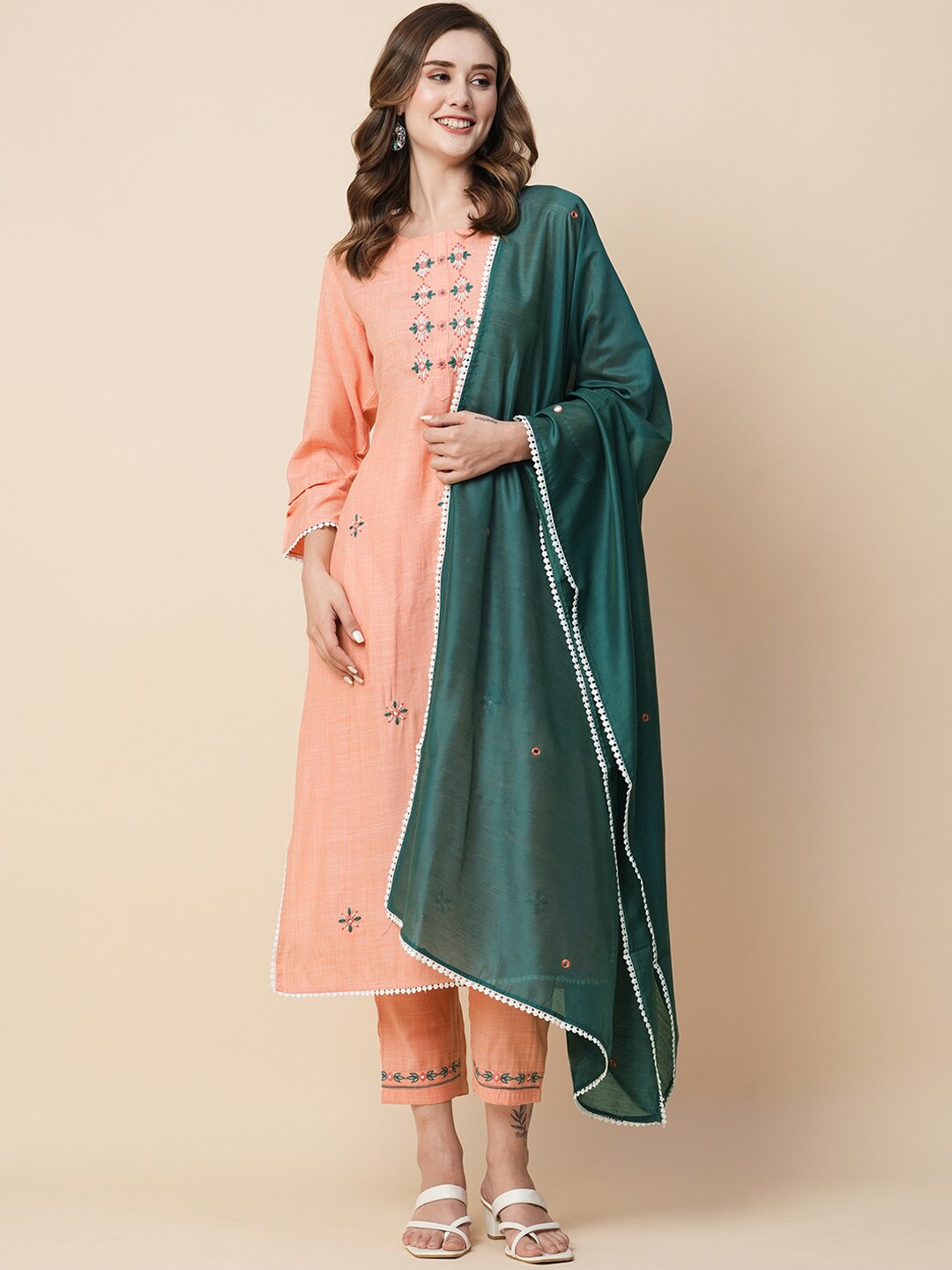 Kiana House Of Fashion Ethnic Motifs Embroidered Regular Mirror Work Kurta with Trousers & Dupatta, Orange
Kiana House Of Fashion Ethnic Motifs Embroidered Regular Mirror Work Kurta with Trousers & Dupatta, Orange